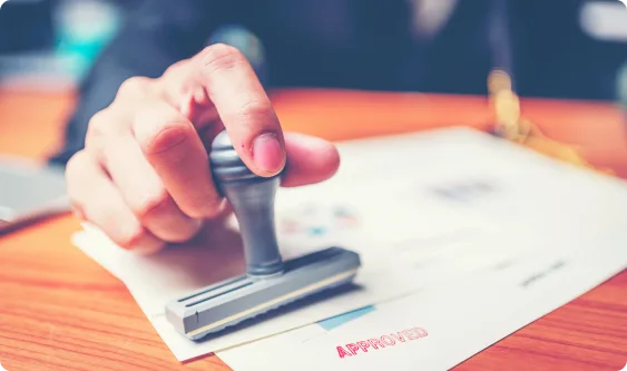 22fun-close-up-hand-stamping-businessman-signing-approval-documents-business-concept